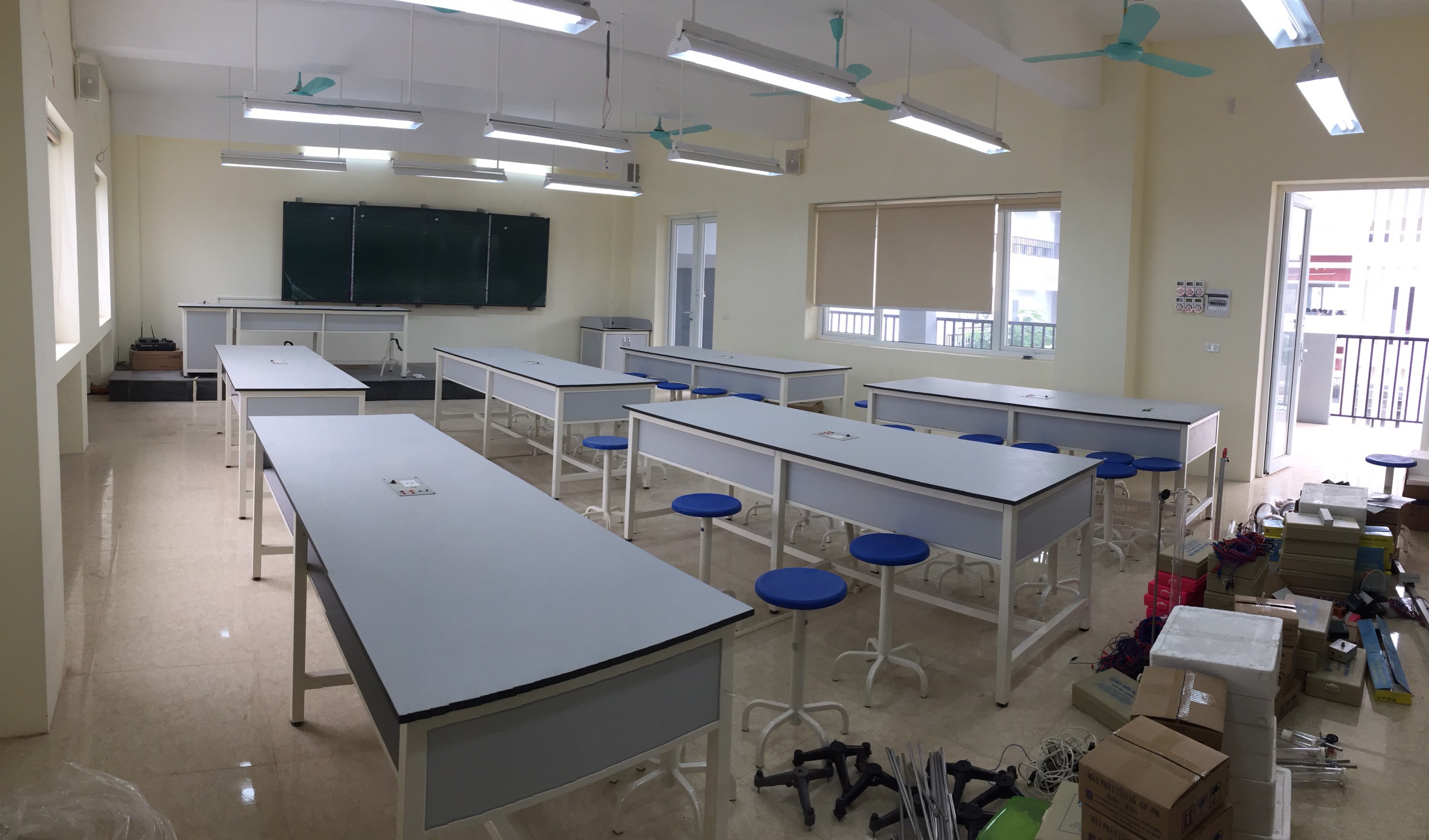 Những mẫu bàn thí nghiệm trung tâm tốt nhất 2023 tại Tân Thịnh - 4