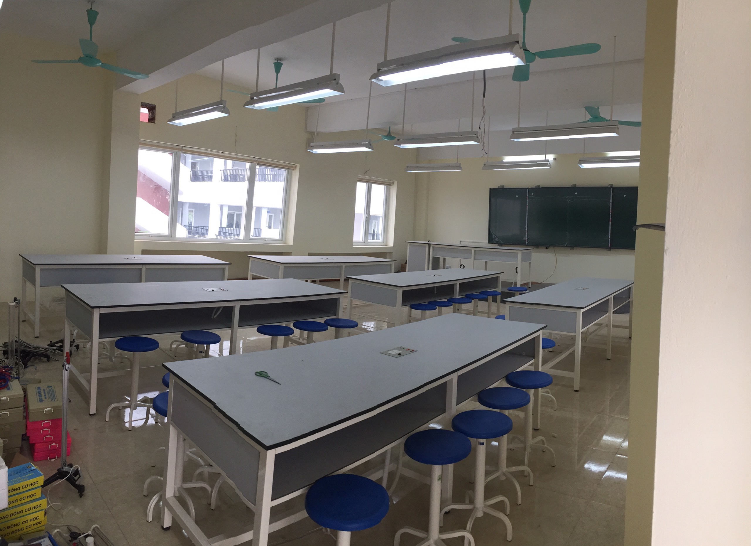 Những mẫu bàn thí nghiệm trung tâm tốt nhất 2023 tại Tân Thịnh - 3